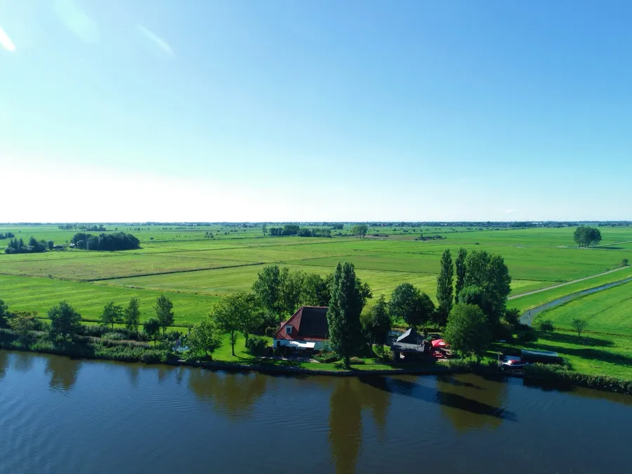 Vrijzicht aan het Prinses Margrietkanaal, met het vlakke weidelandschap eromheen, vanuit de lucht